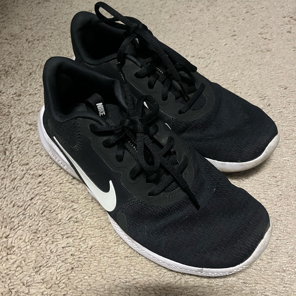 Nike Black and White Sneakers 7.5